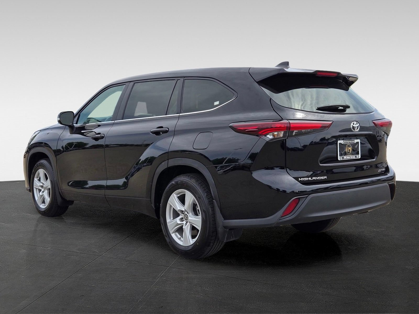 Used 2024 Toyota Highlander LE AWD/4WD image 6