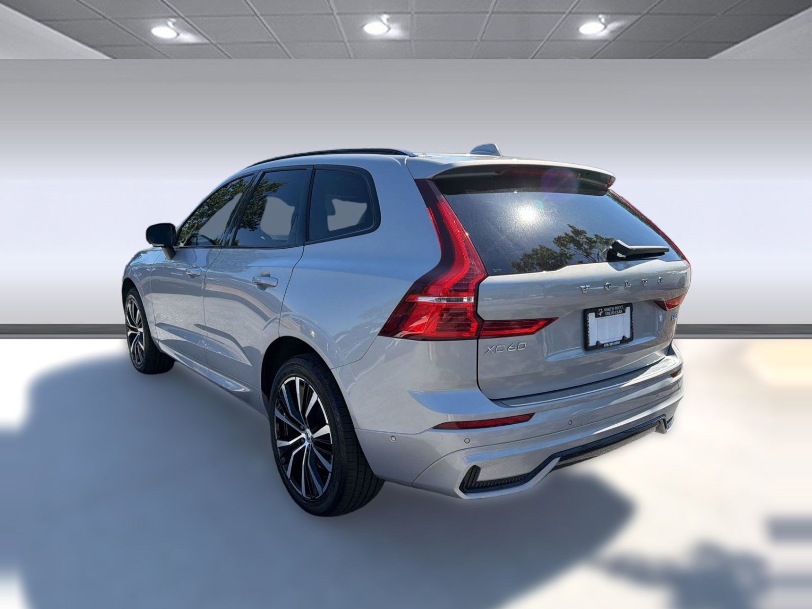 Used 2024 Volvo XC60 B5 Plus w/ Protection Package Premier AWD/4WD image 3