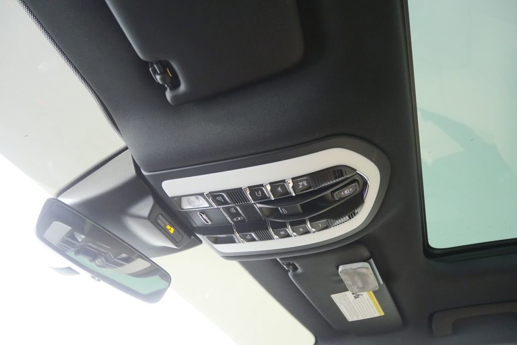 Used 2025 Porsche Macan image 23