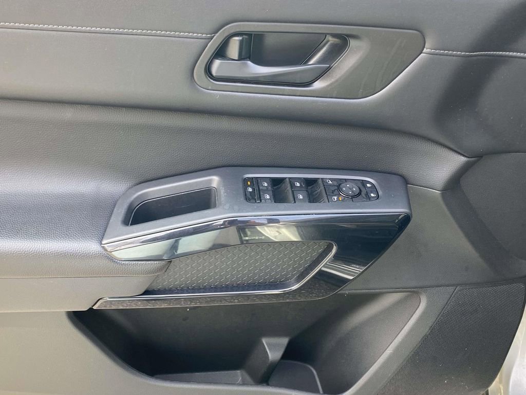 Used 2024 Nissan Pathfinder SV w/ SV Premium Package image 16