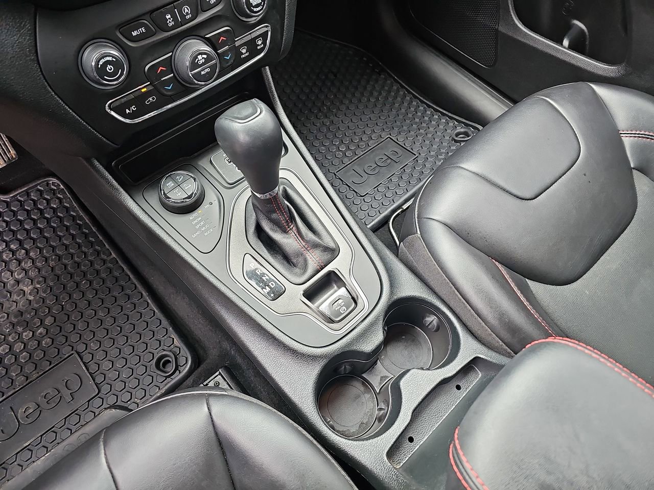 Used 2022 Jeep Cherokee Trailhawk w/ Comfort/Convenience Group image 27