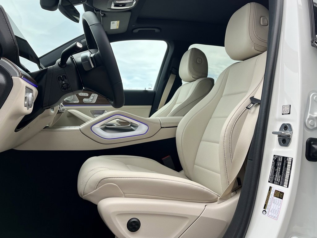 Used 2025 Mercedes-Benz GLS 450 4MATIC image 3