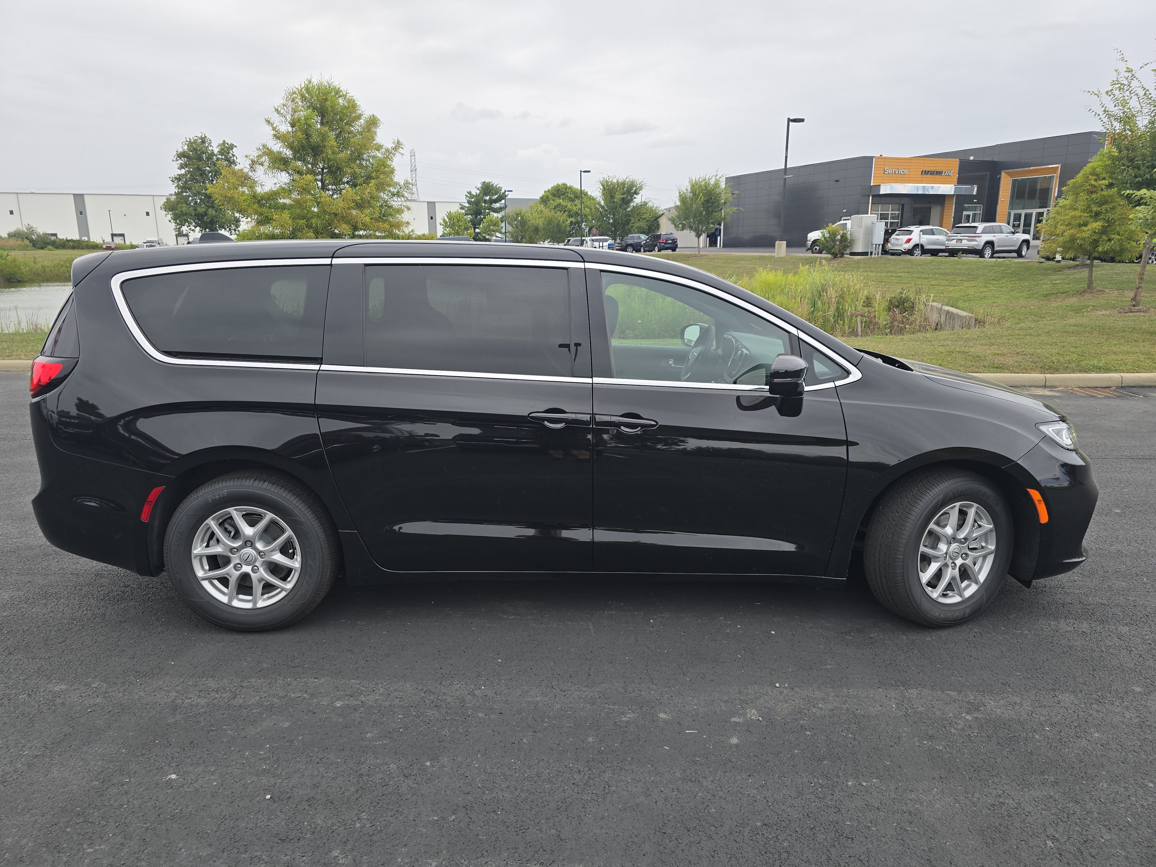 New 2026 Chrysler Pacifica Select FWD image 18