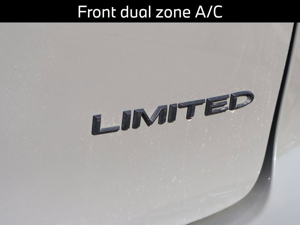 Used 2025 Chrysler Pacifica Limited image 10