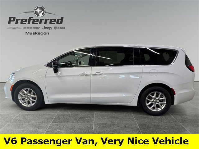 Used 2024 Chrysler Pacifica Touring-L image 12