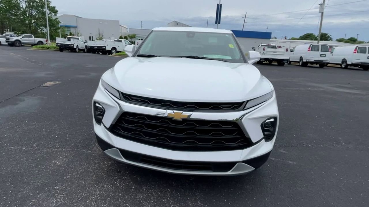 Used 2025 Chevrolet Blazer LT FWD image 3