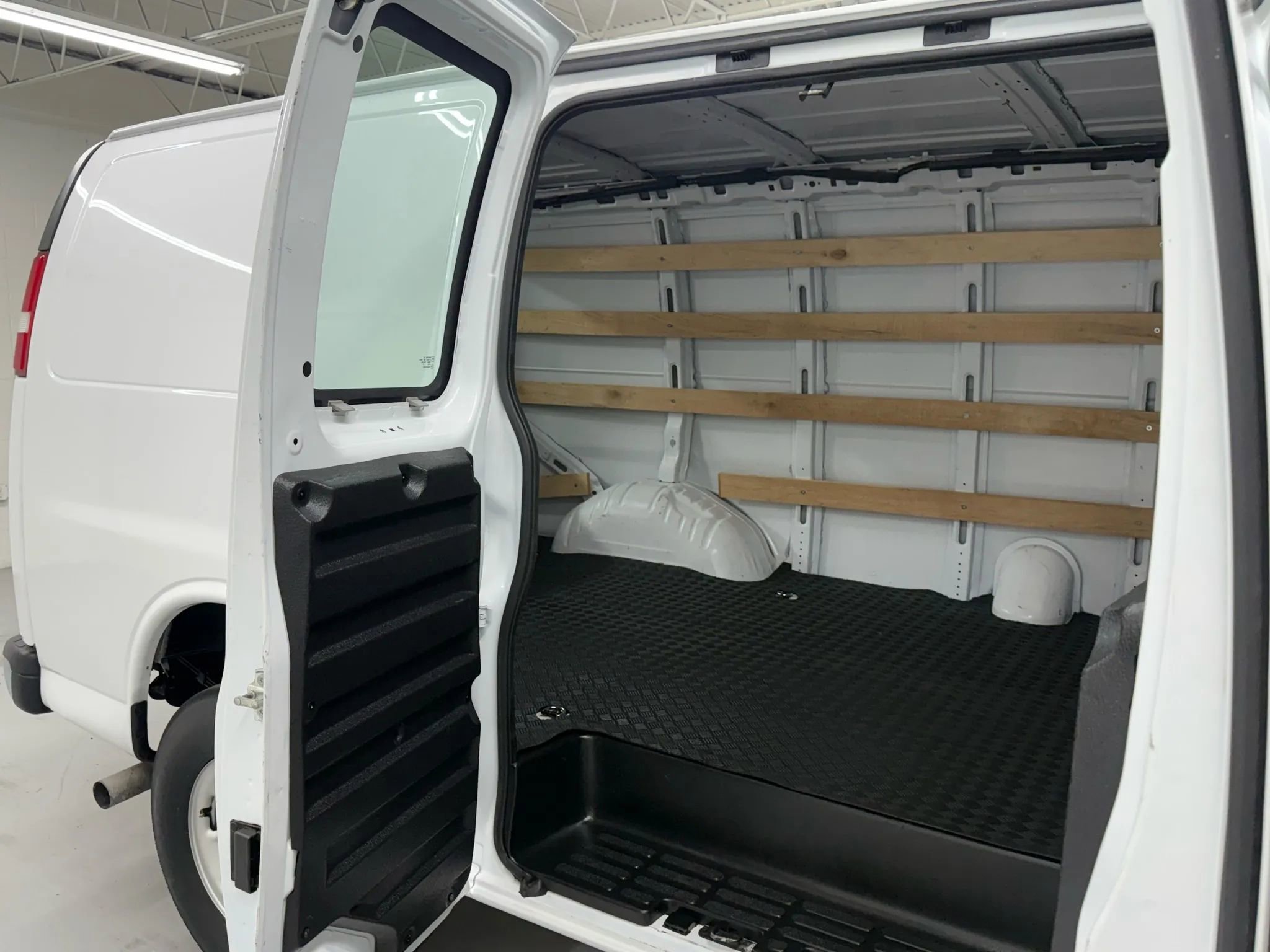 Used 2021 Chevrolet Express 2500 w/ Driver Convenience Package image 27