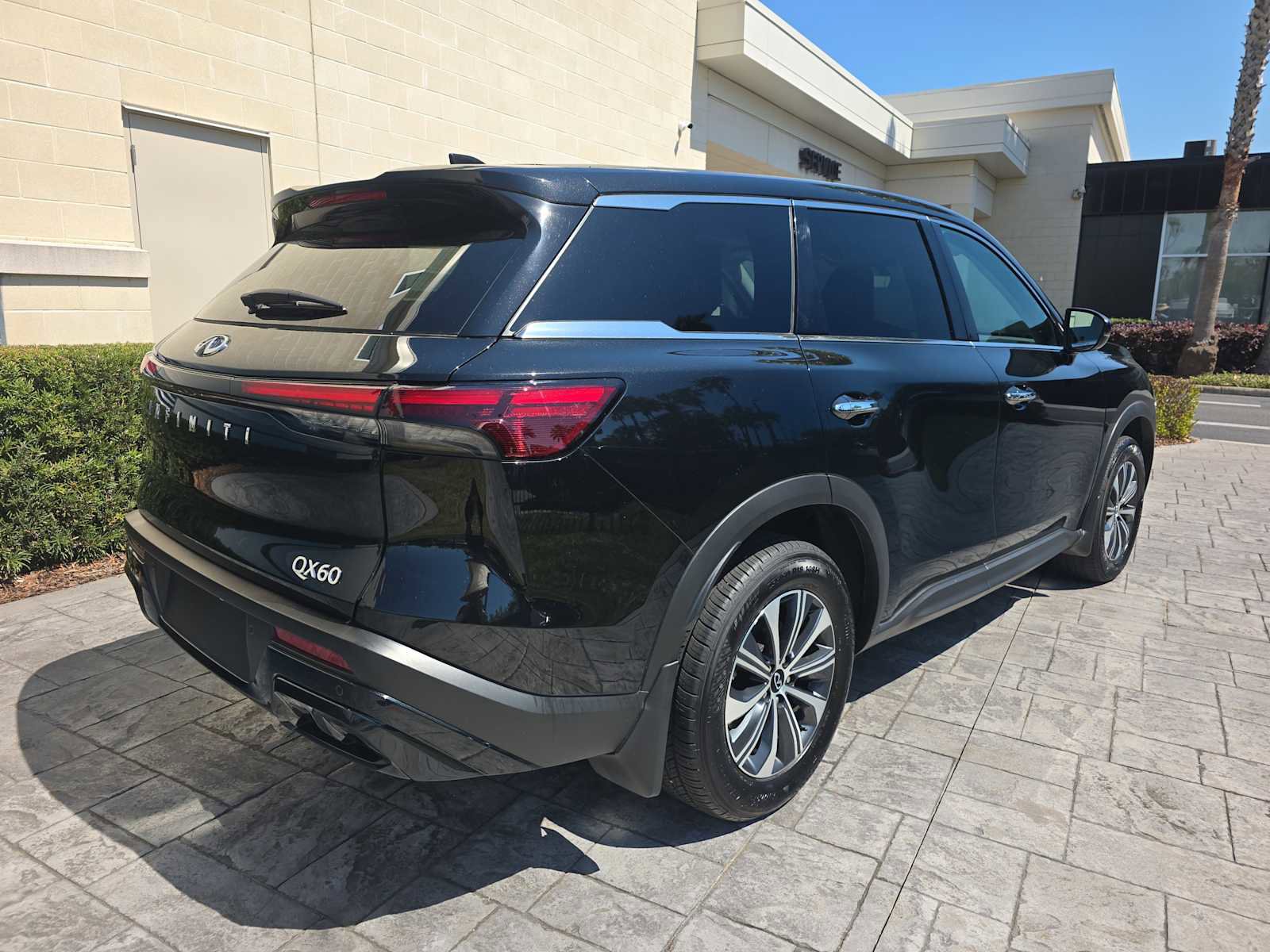 Used 2025 INFINITI QX60 Pure image 3