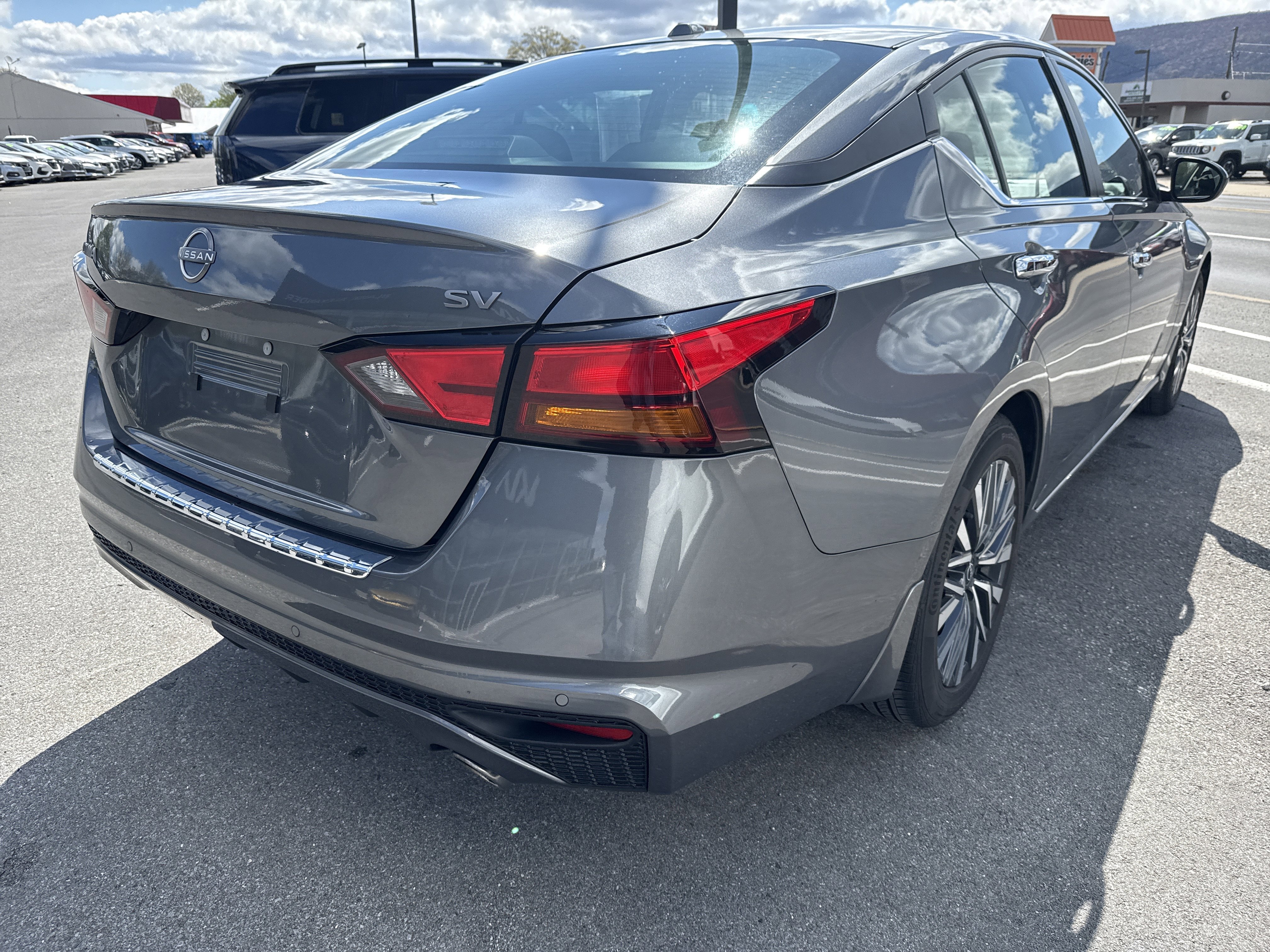 Used 2023 Nissan Altima 2.5 SV w/ SV Premium Package FWD image 3