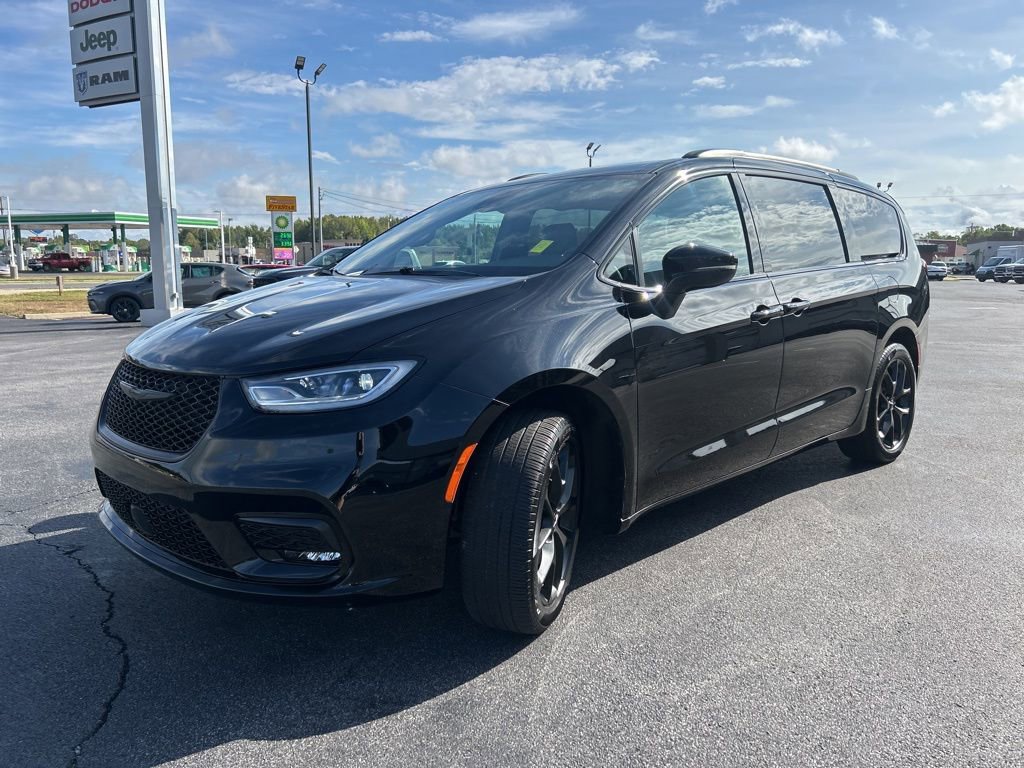 Used 2024 Chrysler Pacifica Touring-L w/ Uconnect Theater Family Group image 9