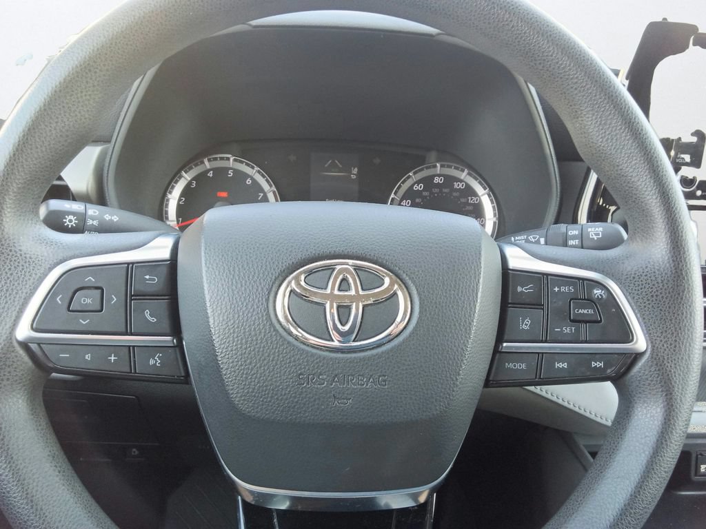 Used 2021 Toyota Highlander L FWD image 22