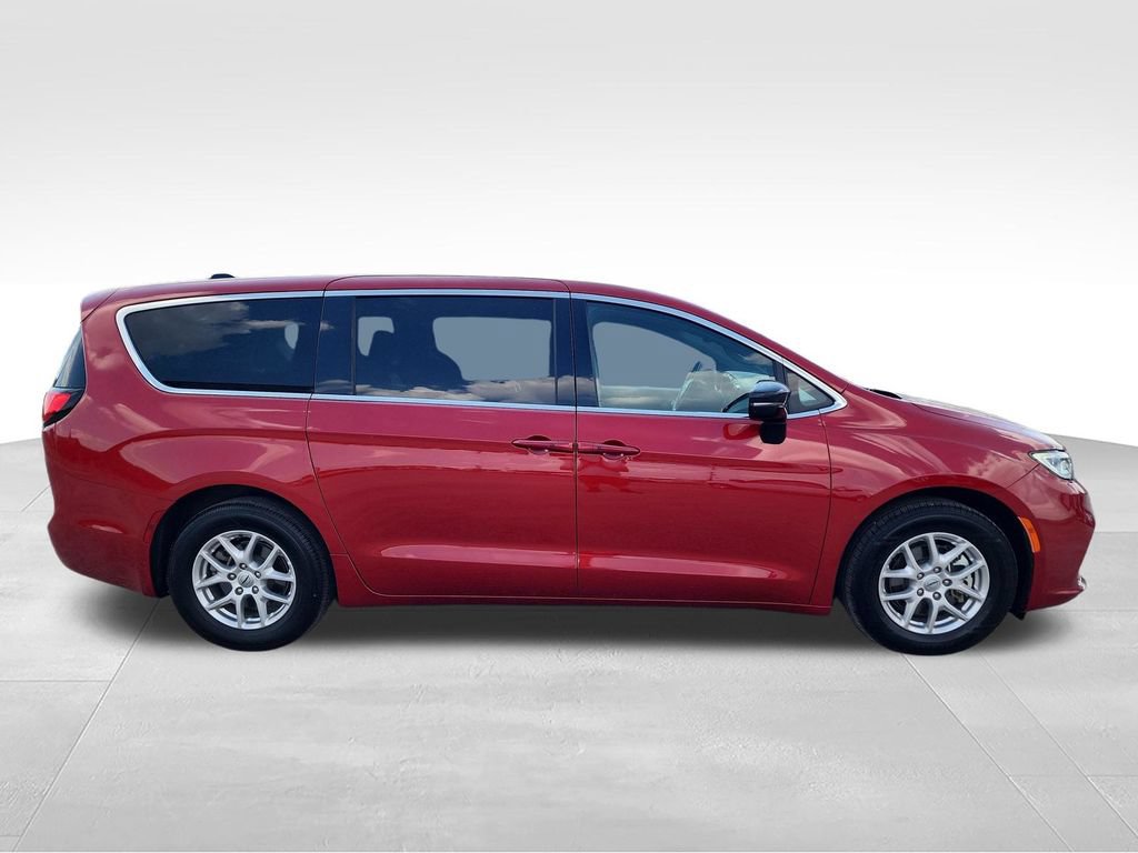Used 2025 Chrysler Pacifica Select FWD image 9