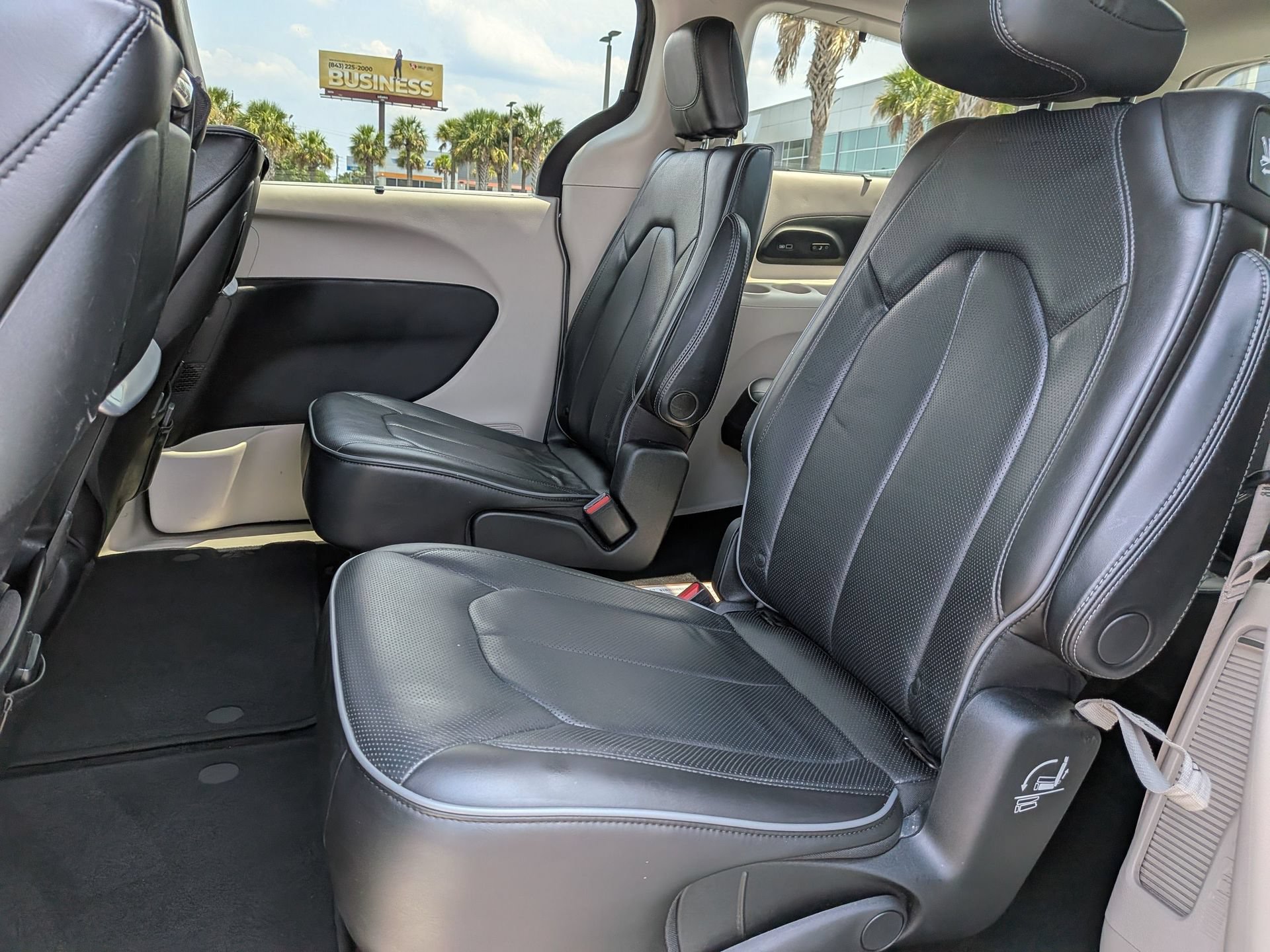 Used 2020 Chrysler Pacifica Limited w/ Tire & Wheel Group FWD image 17