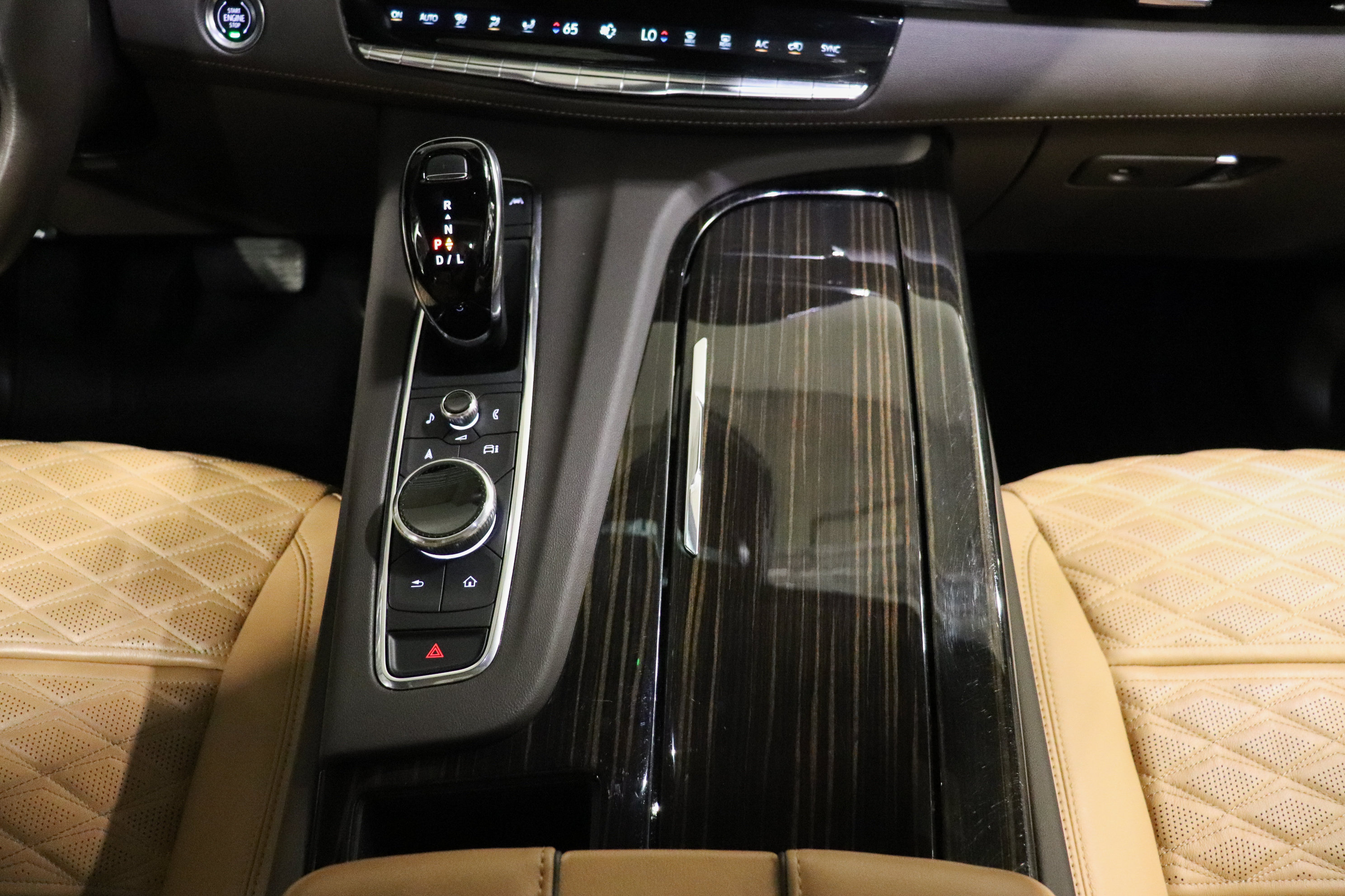 Used 2024 Cadillac Escalade Premium Luxury AWD/4WD image 31