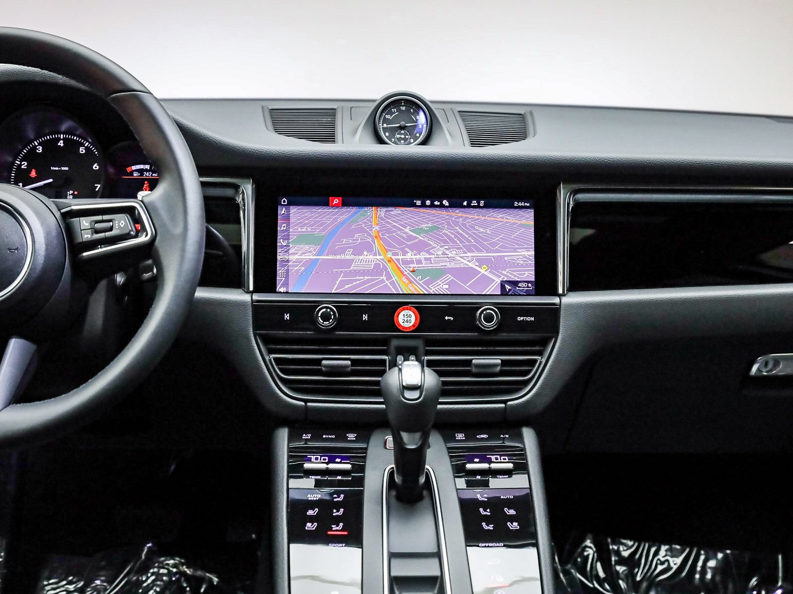 Certified 2025 Porsche Macan AWD/4WD image 17