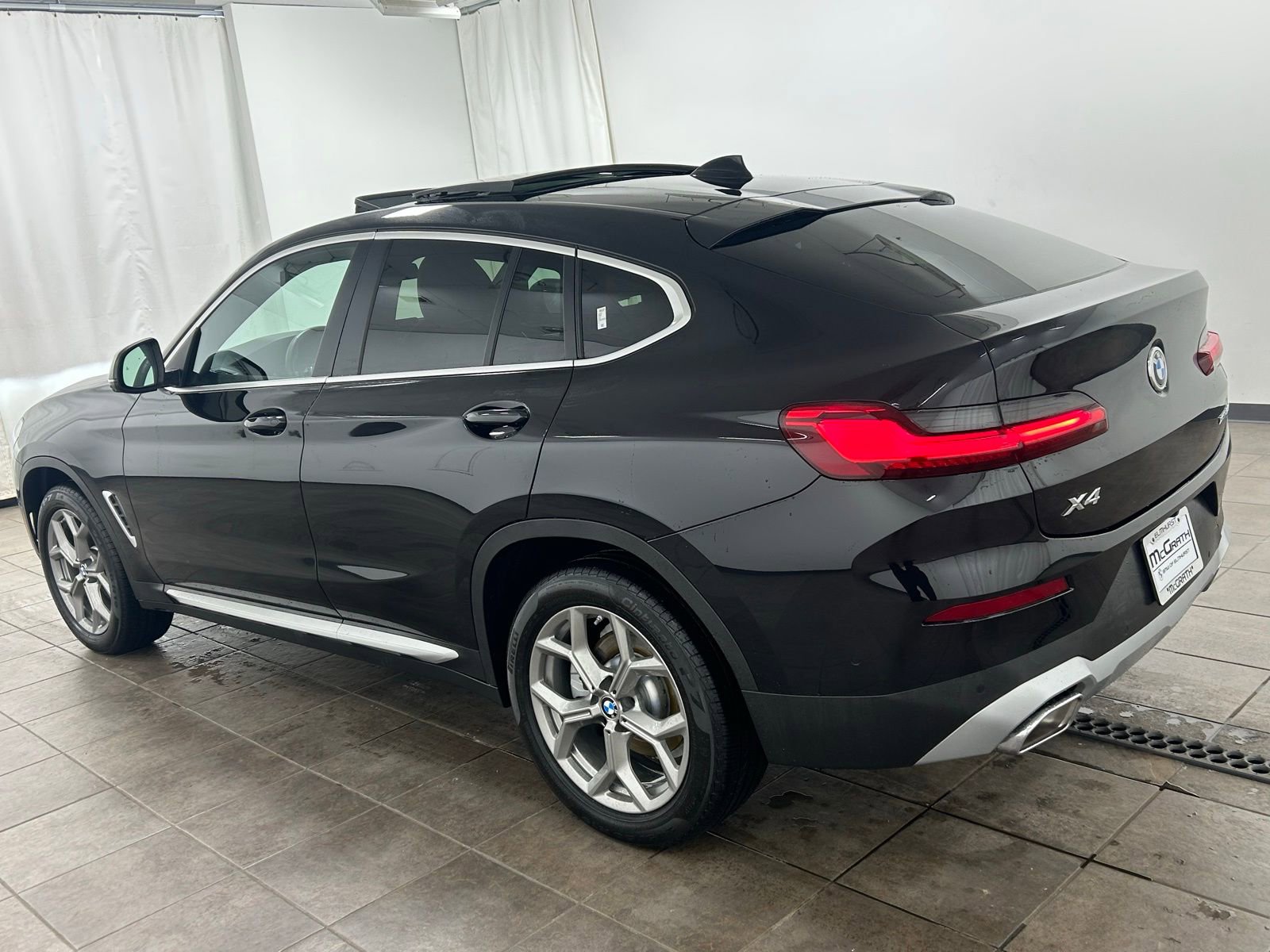 Used 2025 BMW X4 xDrive30i AWD/4WD image 3