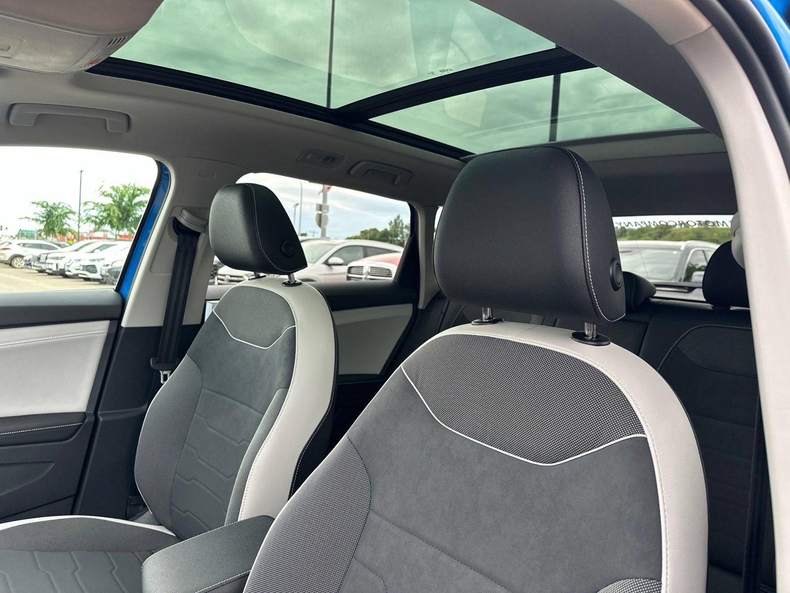 Certified 2025 Volkswagen Taos SE AWD/4WD image 11
