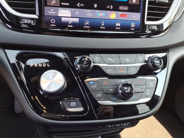 Used 2025 Chrysler Pacifica Select image 12