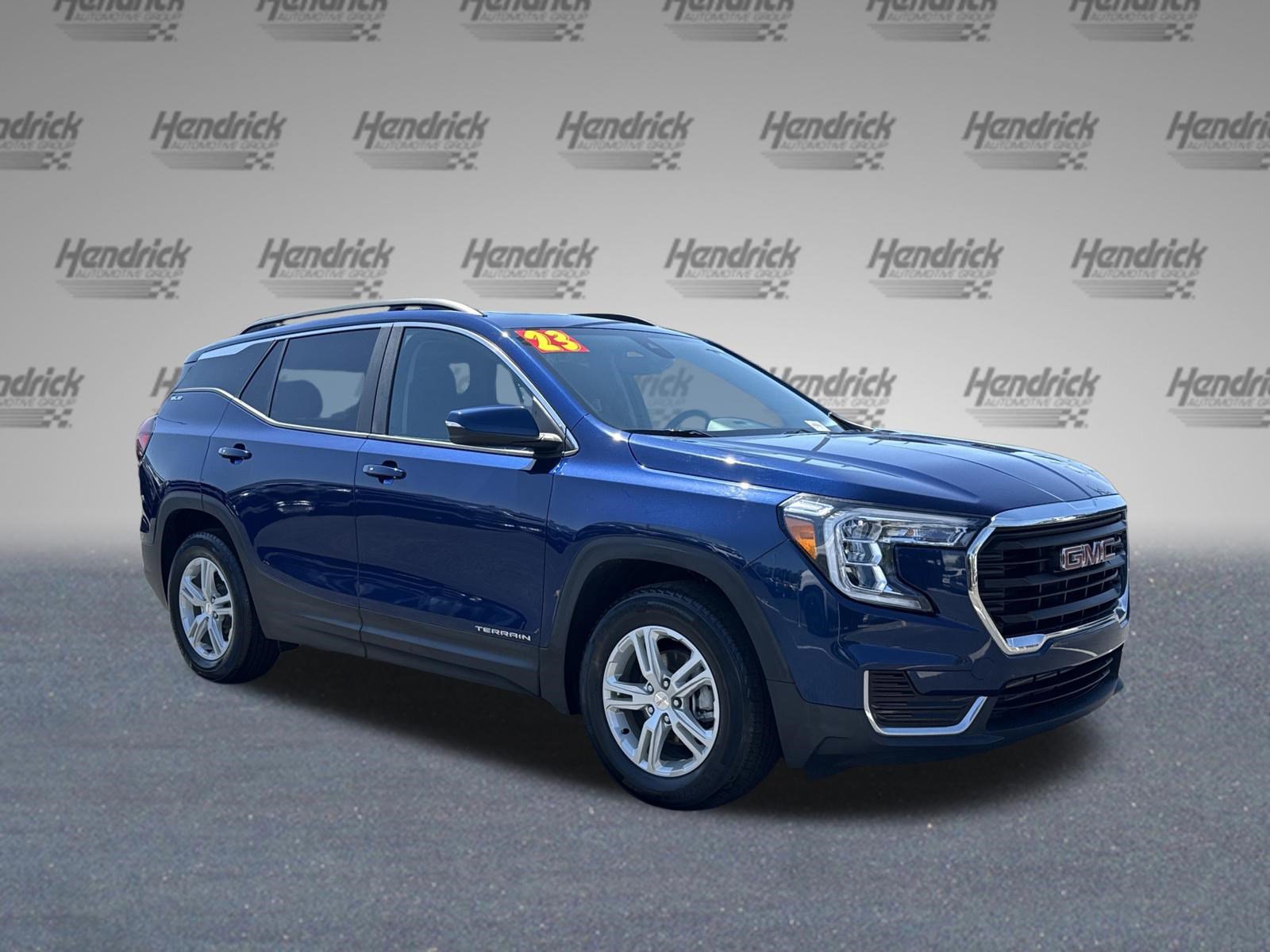 Used 2023 GMC Terrain SLE w/ Driver Convenience Package image 2