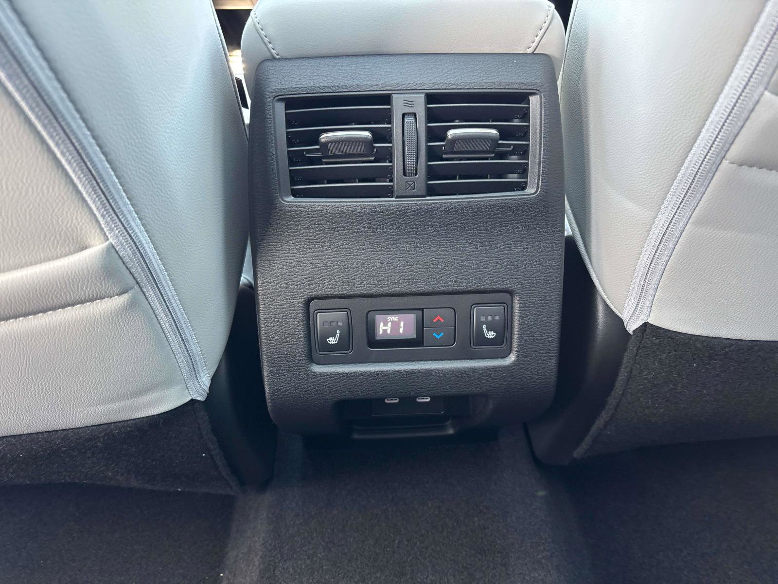 New 2026 Mitsubishi Outlander SEL image 9