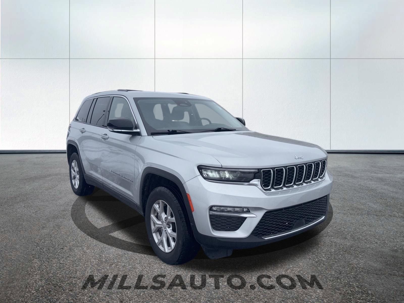 Used 2023 Jeep Grand Cherokee Limited image 3
