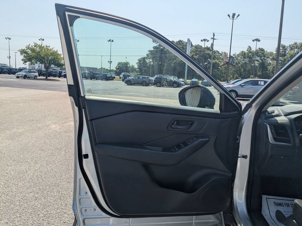 Used 2024 Nissan Rogue S AWD/4WD image 10