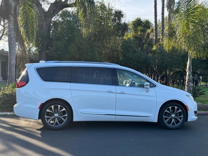 Used 2017 Chrysler Pacifica Limited image 5