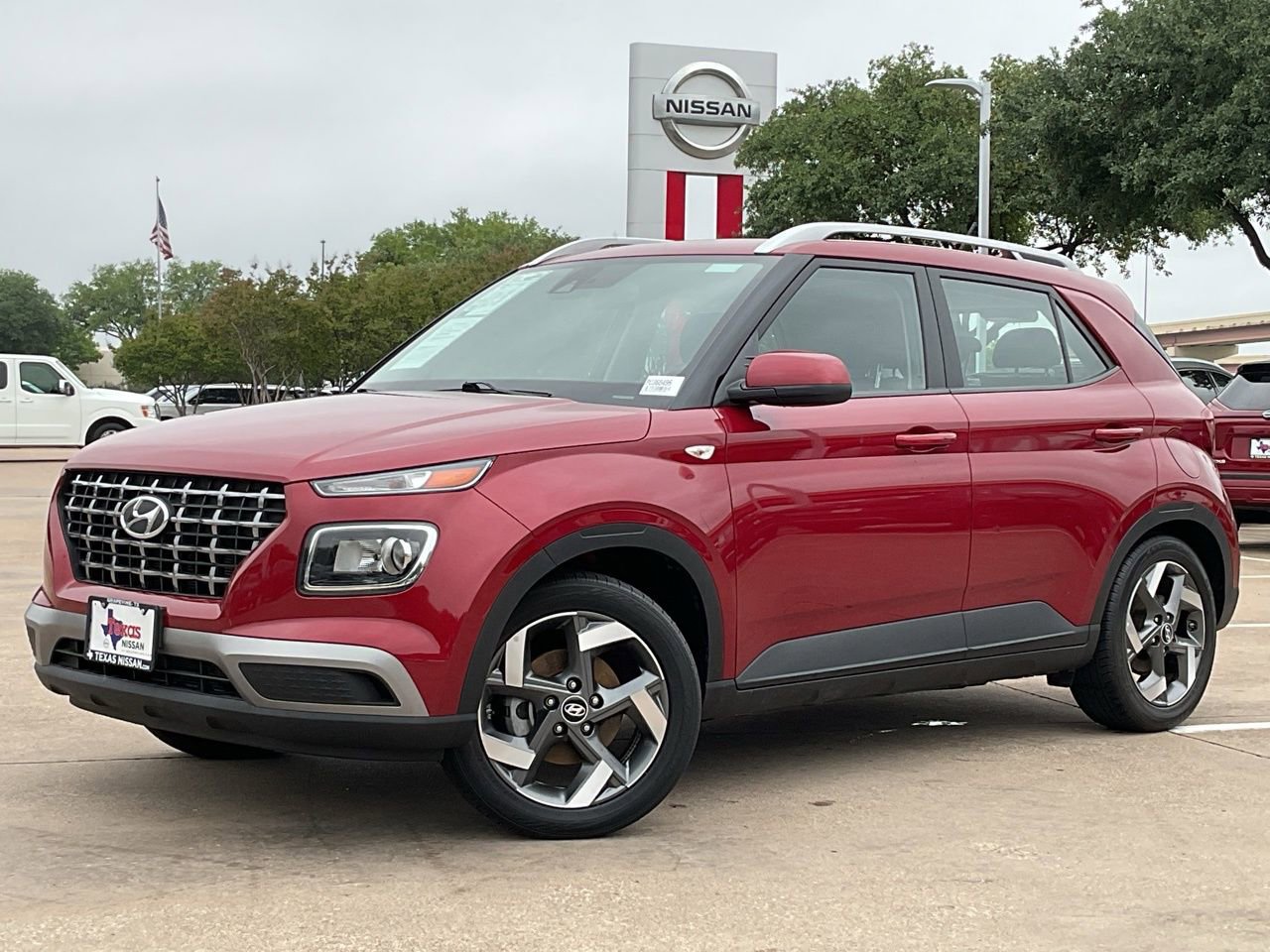 Used 2025 Hyundai Venue SEL FWD image 2