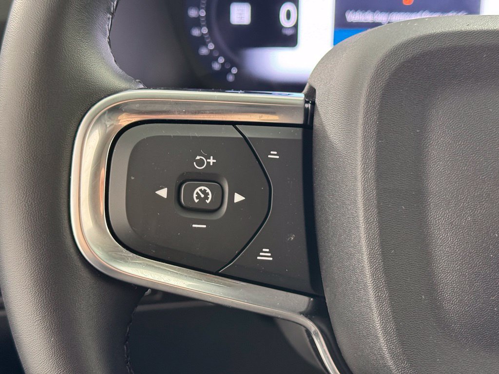 Certified 2025 Volvo XC40 B5 Plus AWD/4WD image 29