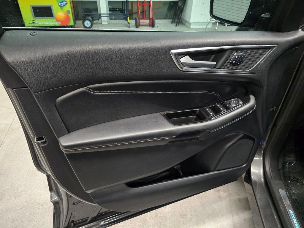 Used 2018 Ford Edge Titanium w/ Equipment Group 302A AWD/4WD image 14