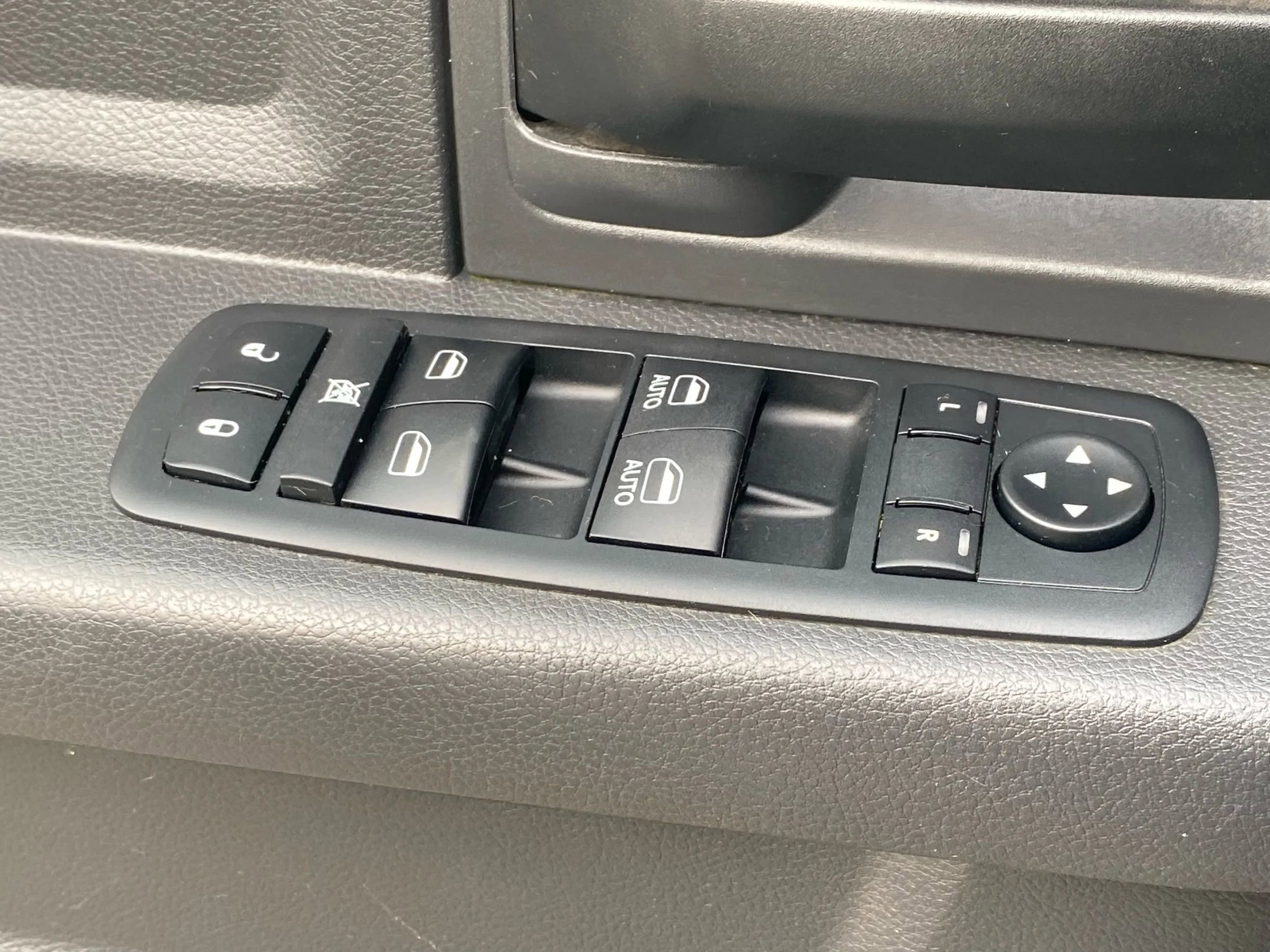 Used 2012 RAM 2500 ST w/ Chrome Appearance Group image 28