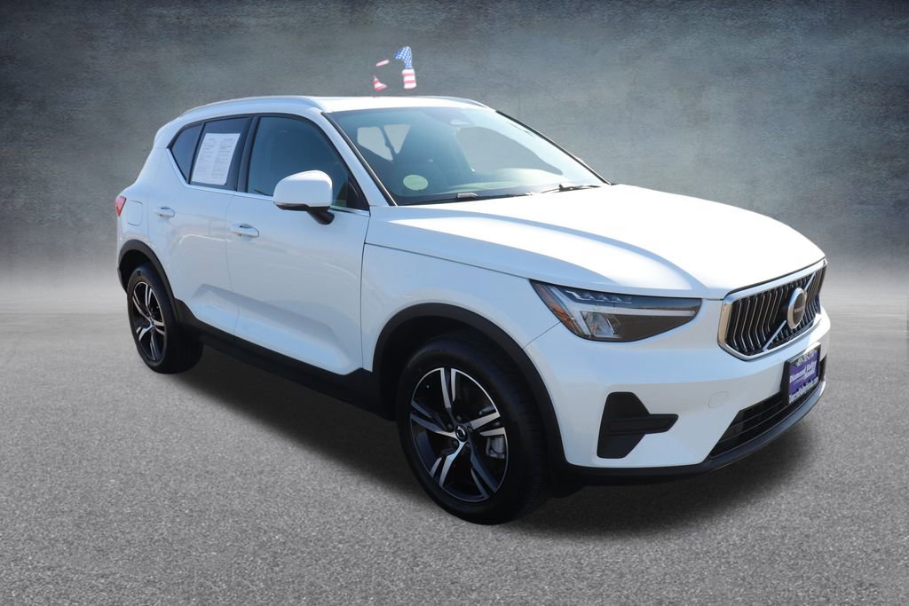 Used 2024 Volvo XC40 B5 Core