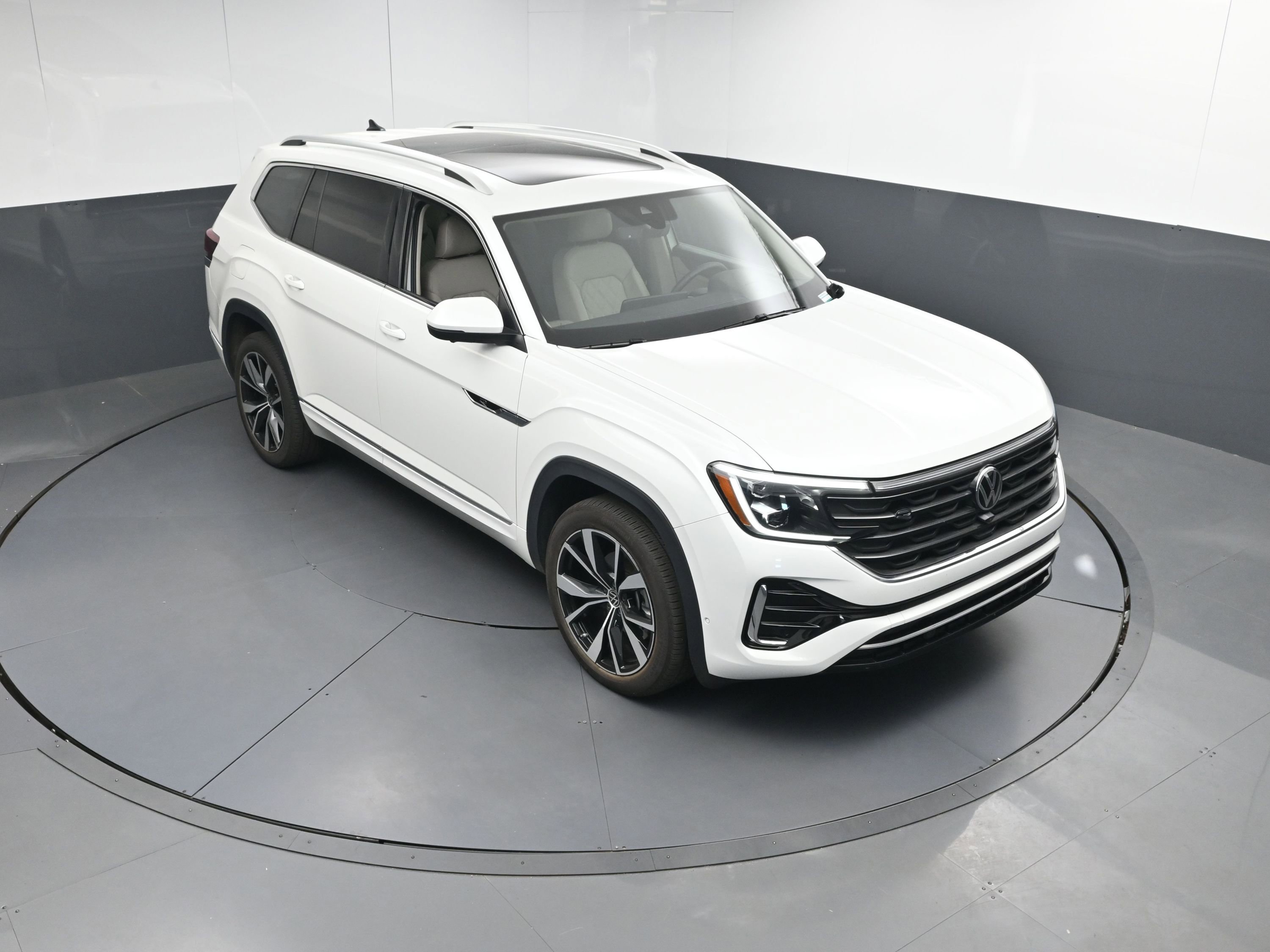 Used 2025 Volkswagen Atlas SEL Premium R-Line image 38