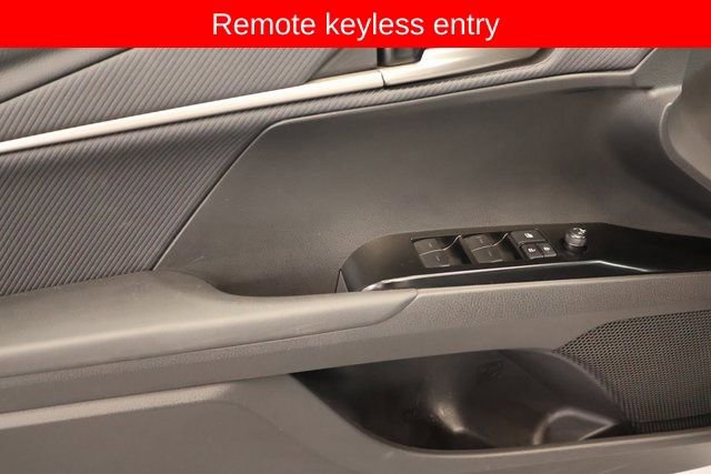 Used 2025 Toyota Camry SE image 11