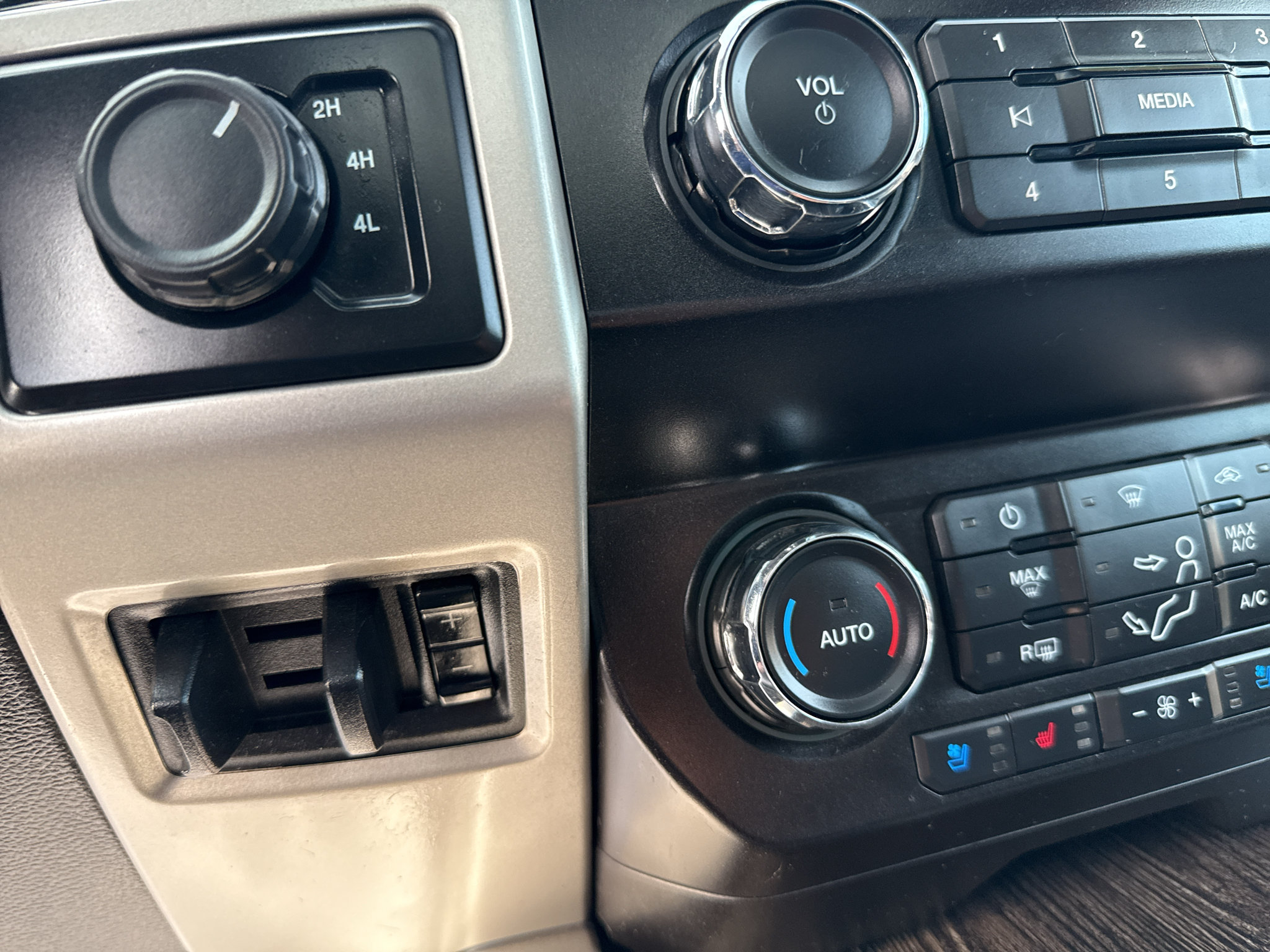 Used 2020 Ford F350 Lariat AWD/4WD image 16