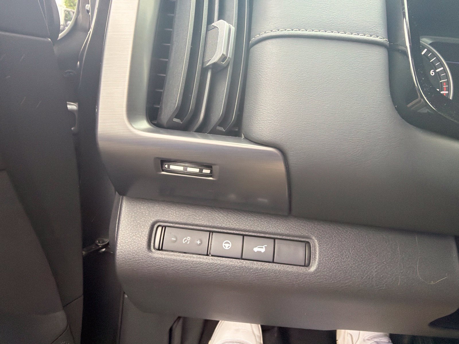 Used 2022 Nissan Pathfinder SL AWD/4WD image 22