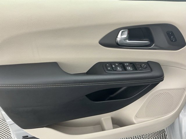 Used 2024 Chrysler Pacifica Touring-L image 7
