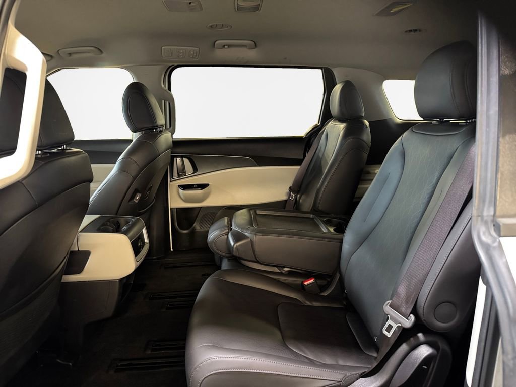 Used 2024 Kia Carnival LX image 24