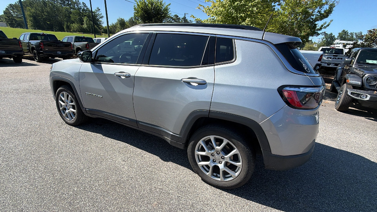 Used 2022 Jeep Compass Latitude AWD/4WD image 10