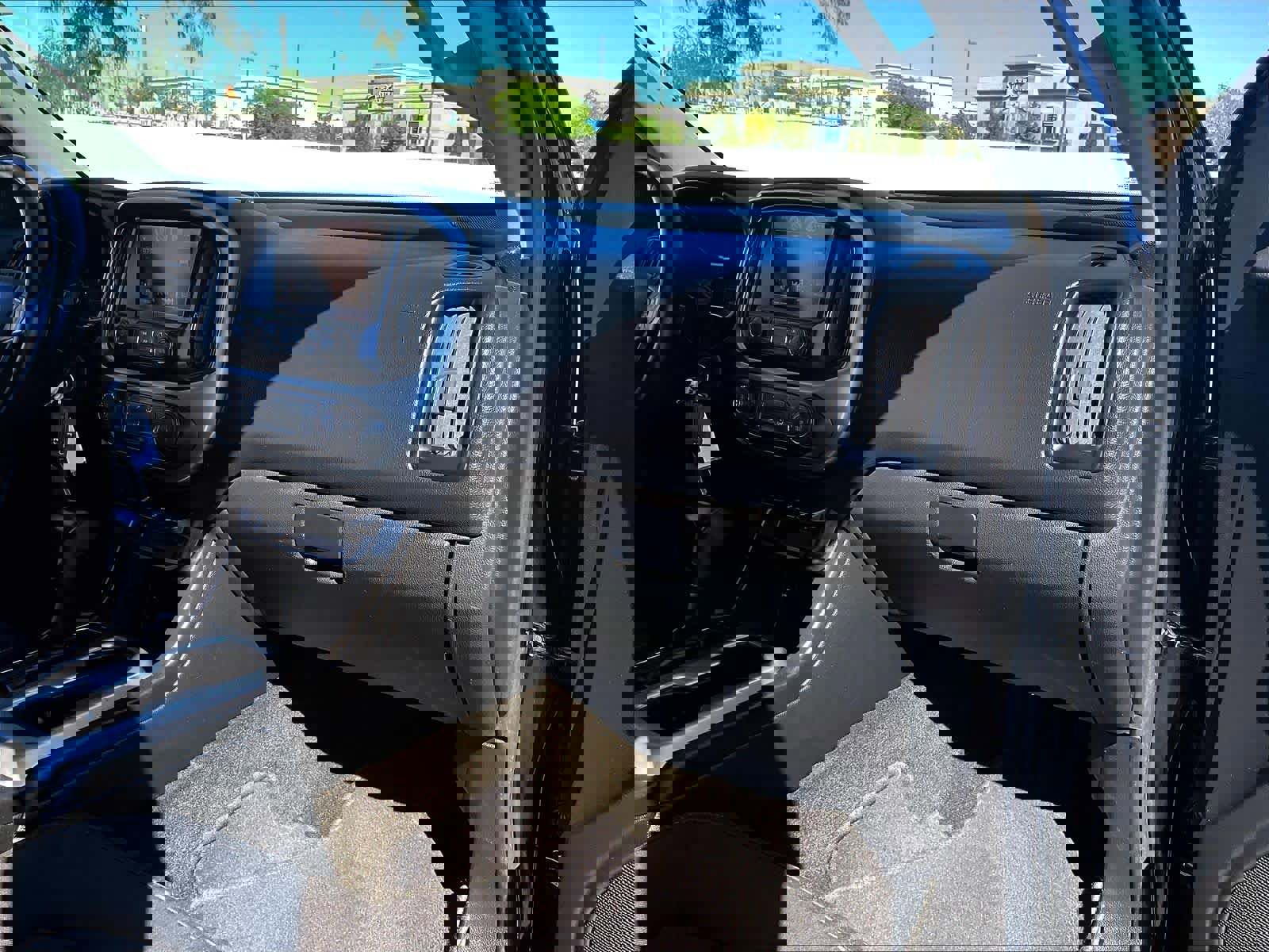 Used 2017 Chevrolet Colorado LT w/ LT Convenience Package image 18