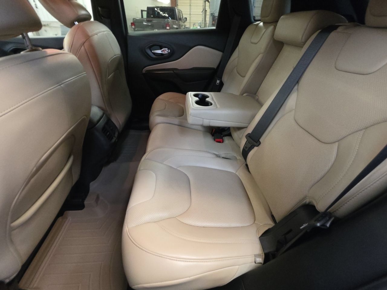 Used 2015 Jeep Cherokee Limited w/ Luxury Group AWD/4WD image 17