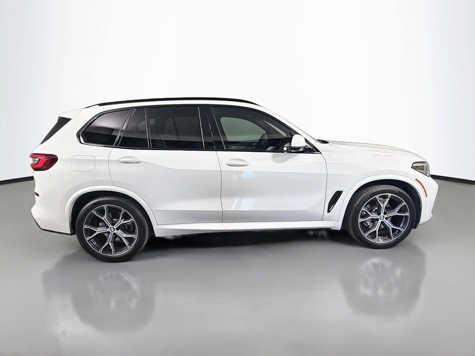 Used 2022 BMW X5 xDrive40i w/ M Sport Package AWD/4WD image 4