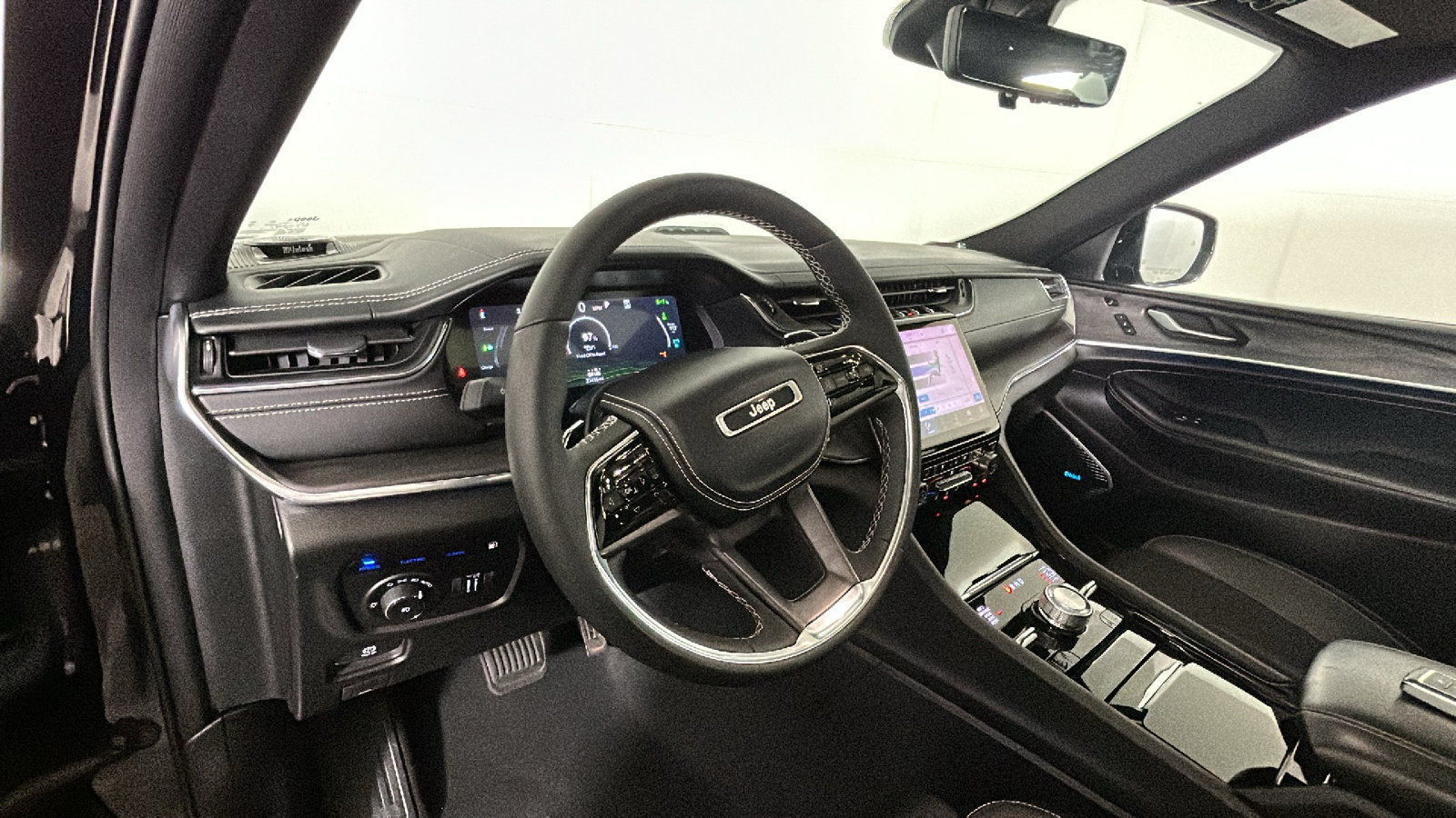 Used 2023 Jeep Grand Cherokee Overland w/ Luxury Tech Group IV AWD/4WD image 16