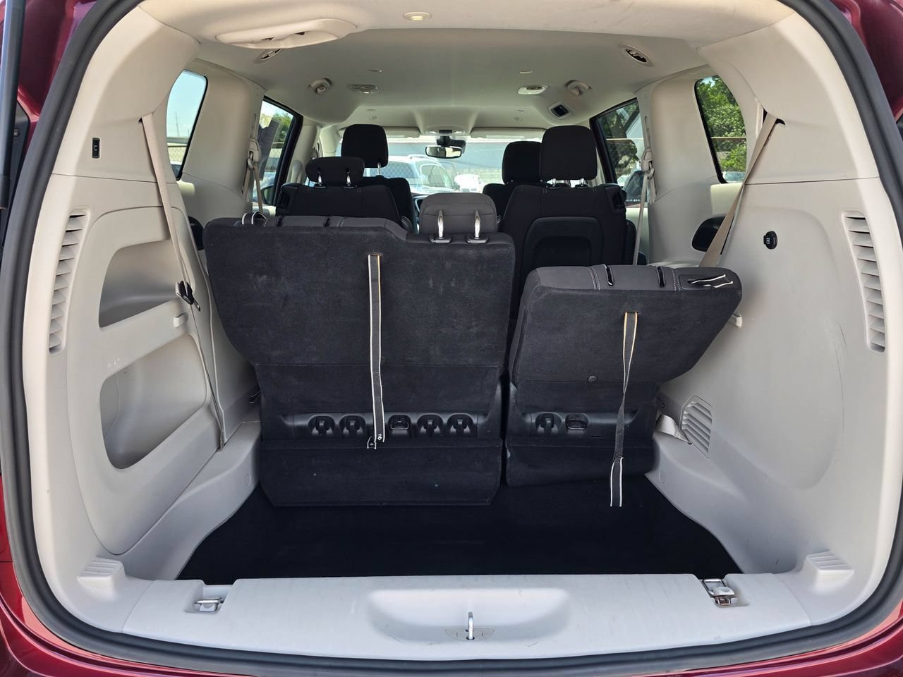 Used 2023 Chrysler Voyager LX FWD image 38