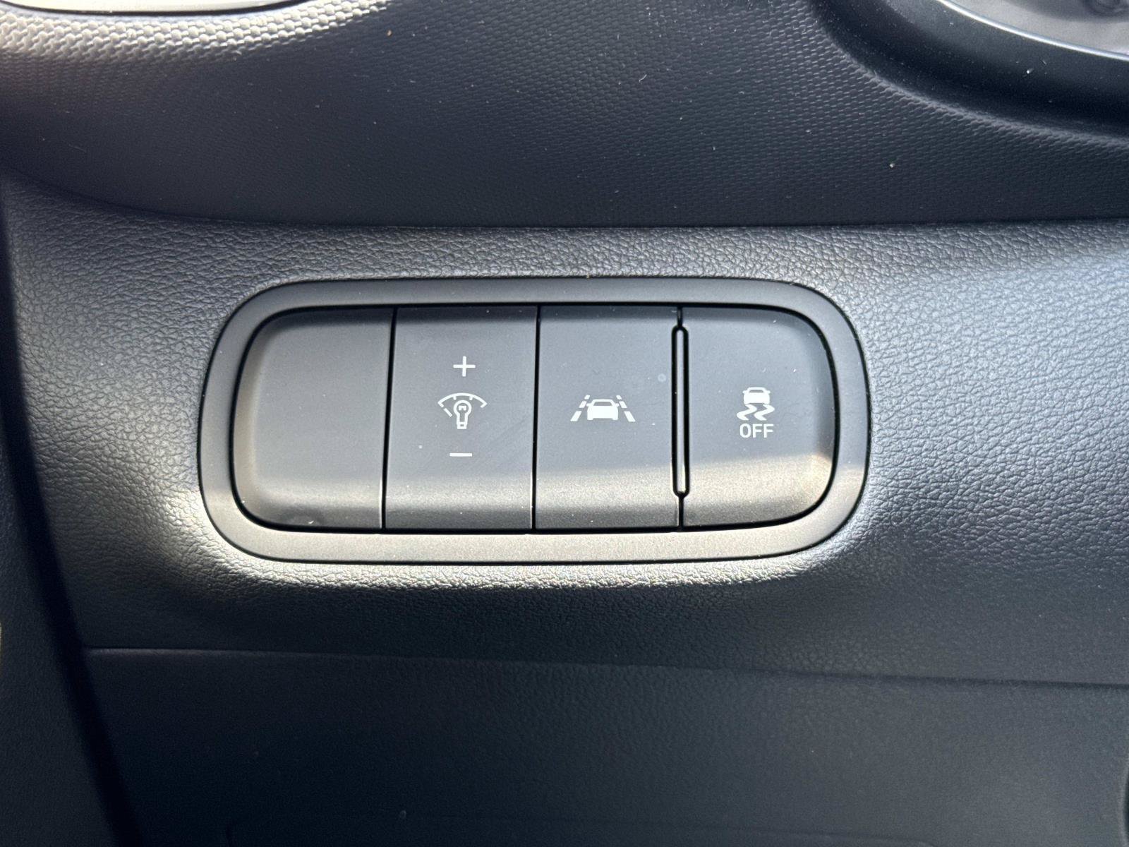 Certified 2022 Hyundai Venue SEL FWD image 14