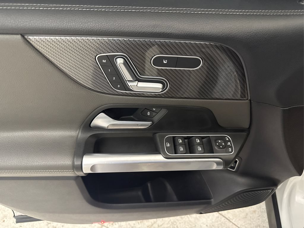 Used 2021 Mercedes-Benz GLB 250 image 29