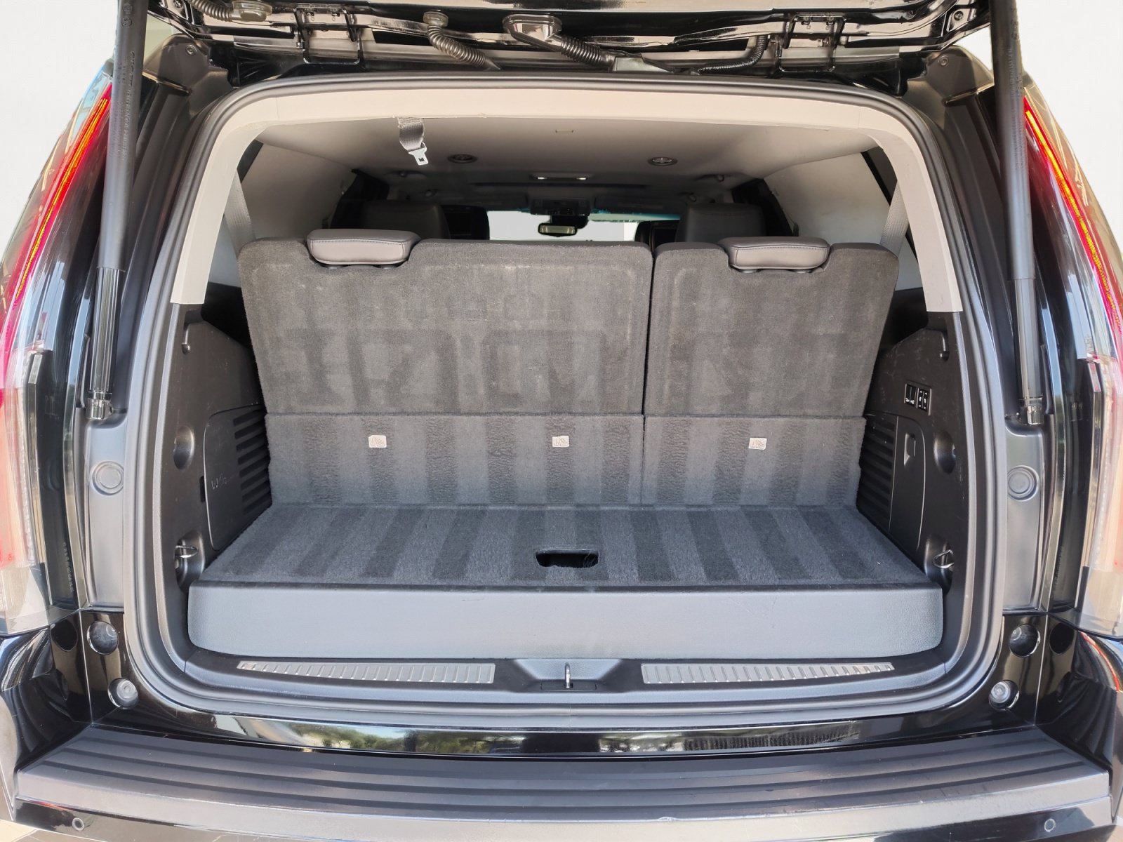 Used 2018 Cadillac Escalade Luxury w/ LPO, Radiant Package RWD image 13