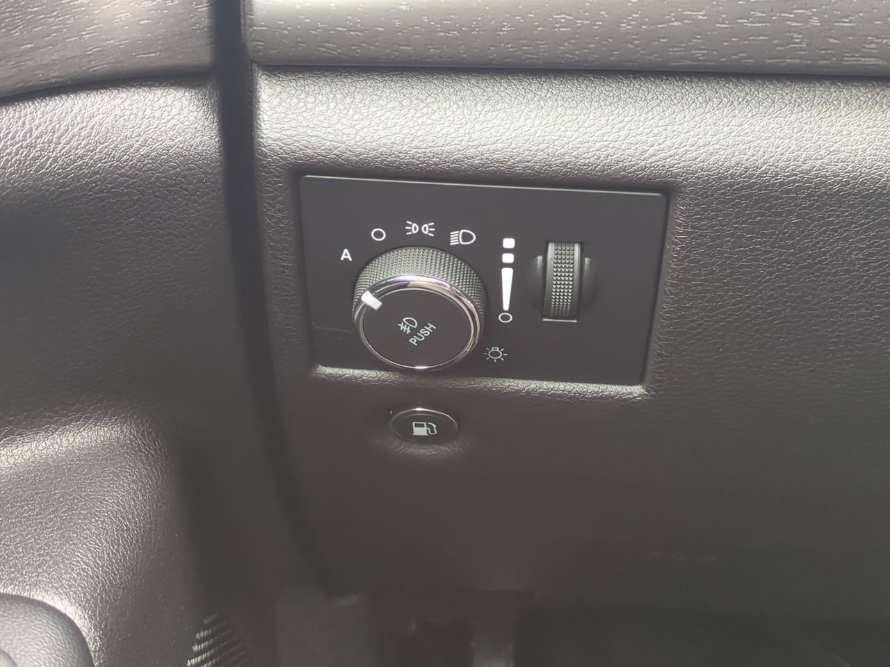Used 2018 Jeep Grand Cherokee Altitude RWD image 18