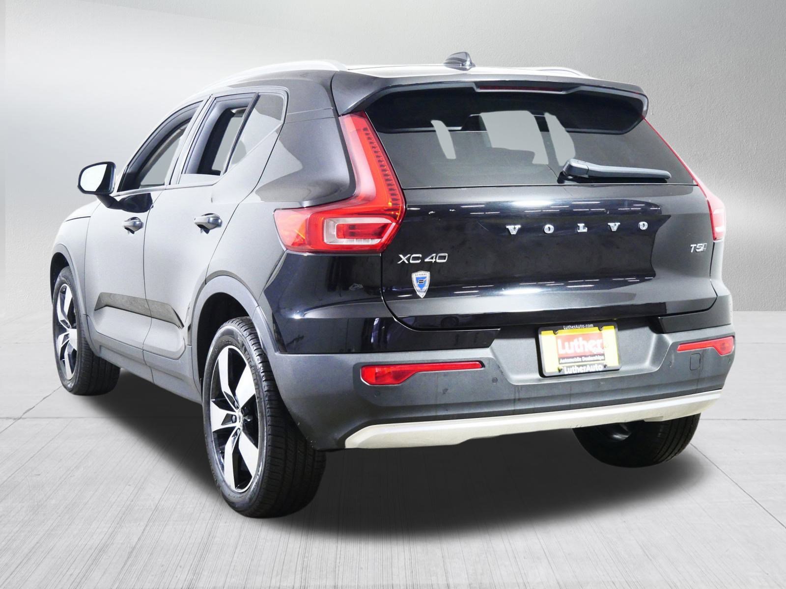 Used 2021 Volvo XC40 T5 Momentum image 5