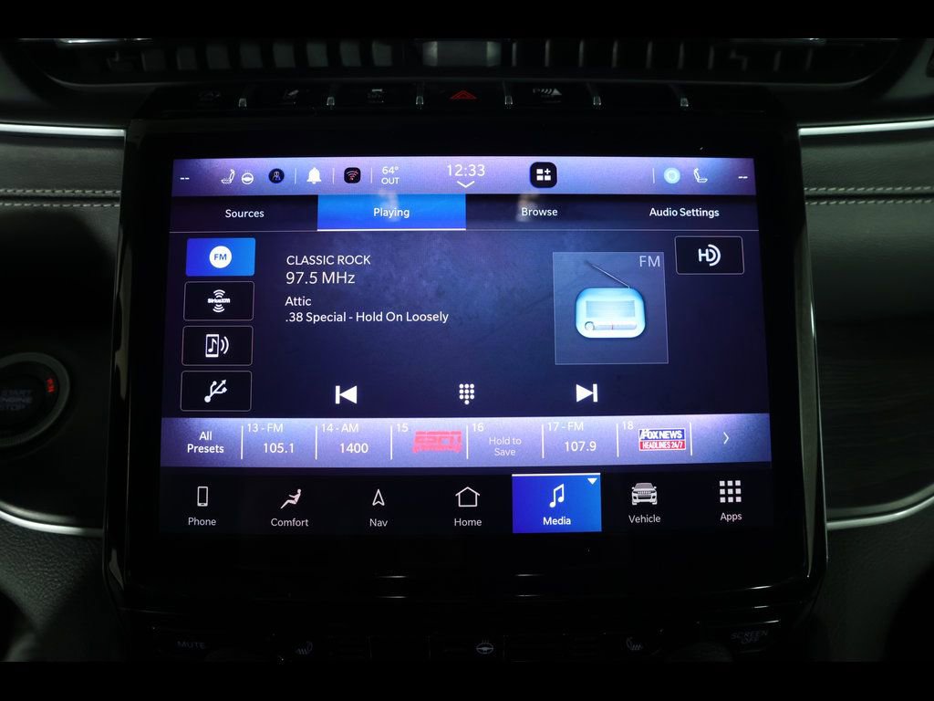 Used 2023 Jeep Grand Cherokee Limited w/ Black Appearance Package image 25